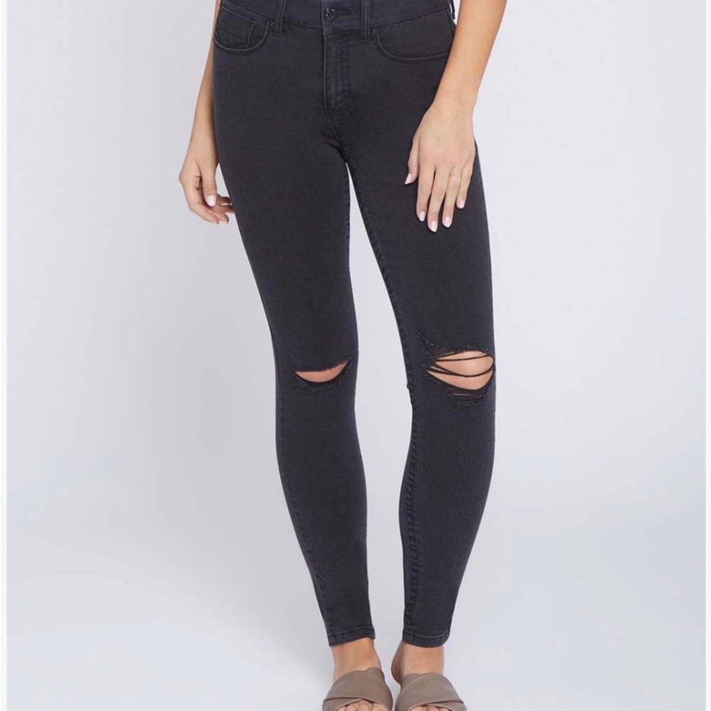 Brand New!!! Seven Jeans. Very flattering snd great stretch to them.